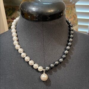 Elegant Black and White Pearl Necklace